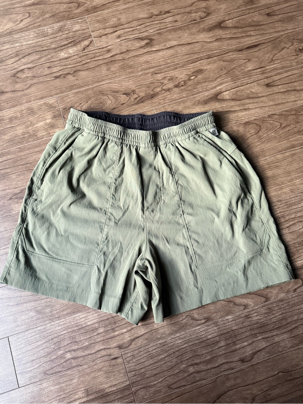 Lululemon Men’s Bowline Short 5” Size XS Olive Green